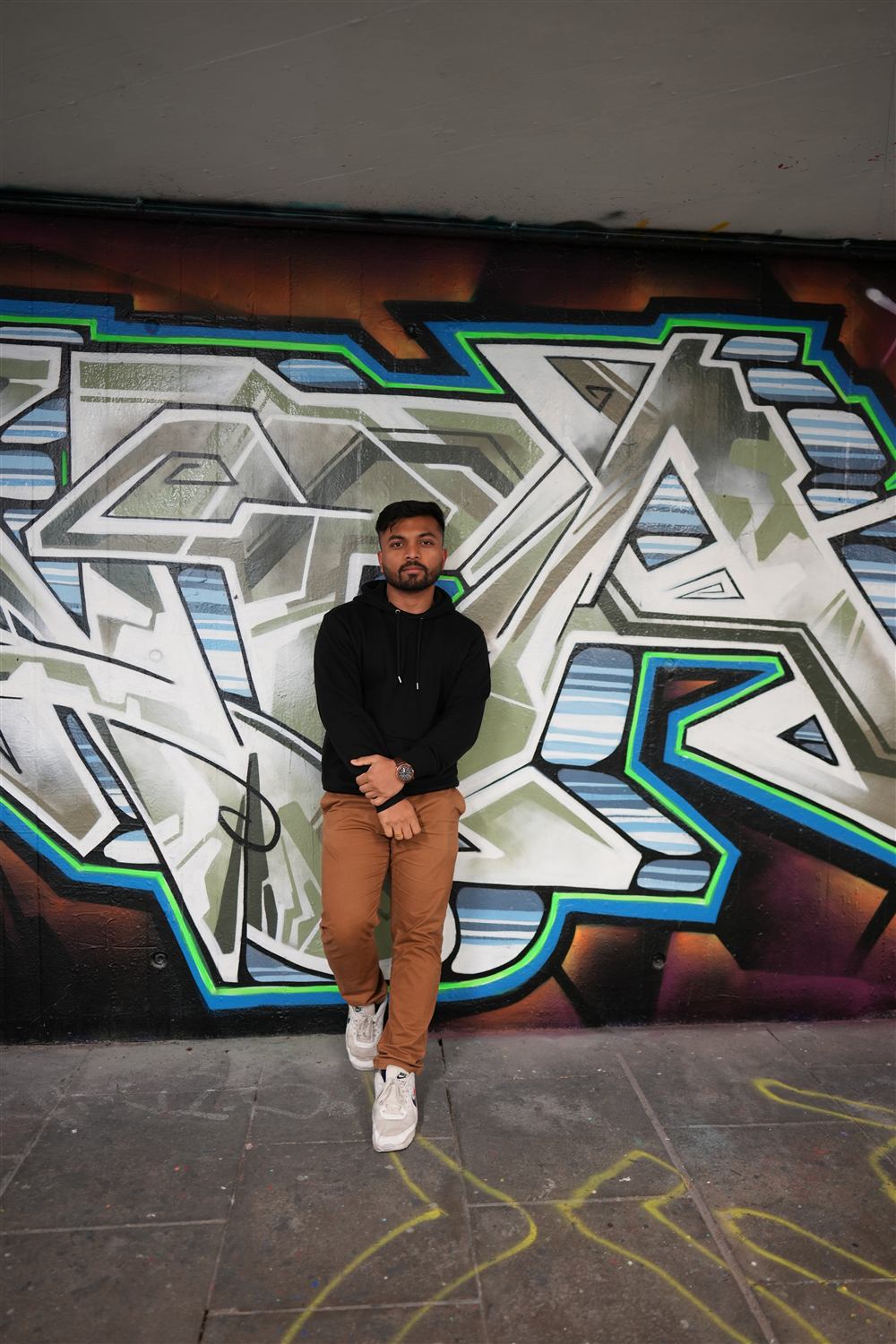Hip Hop Coach Adi vor Graffiti – Hip Hop für Teens in Stuttgart