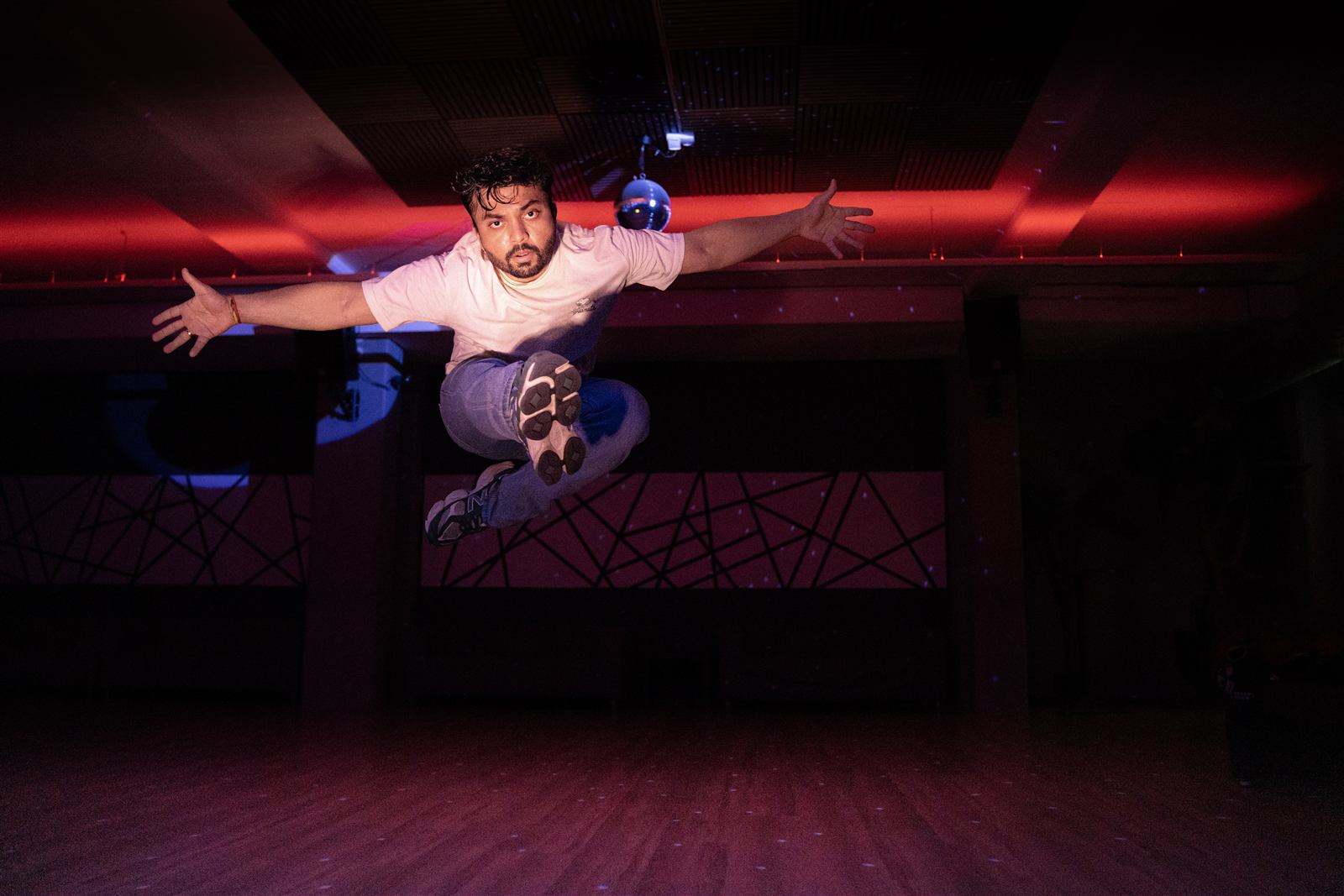 Hip Hop Tänzer im Sprung – Hip Hop Company Stuttgart